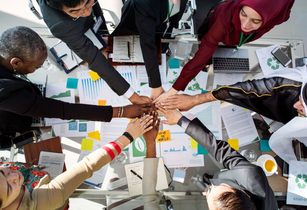 Equipe colaborativa desenvolvendo cultura organizacional como ativo estratégico do negócio